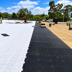 High-strength 30mm plastic drainage cell grid designed to replace heavy aggregate layers in rooftop gardens, podium decks, and planter boxes.