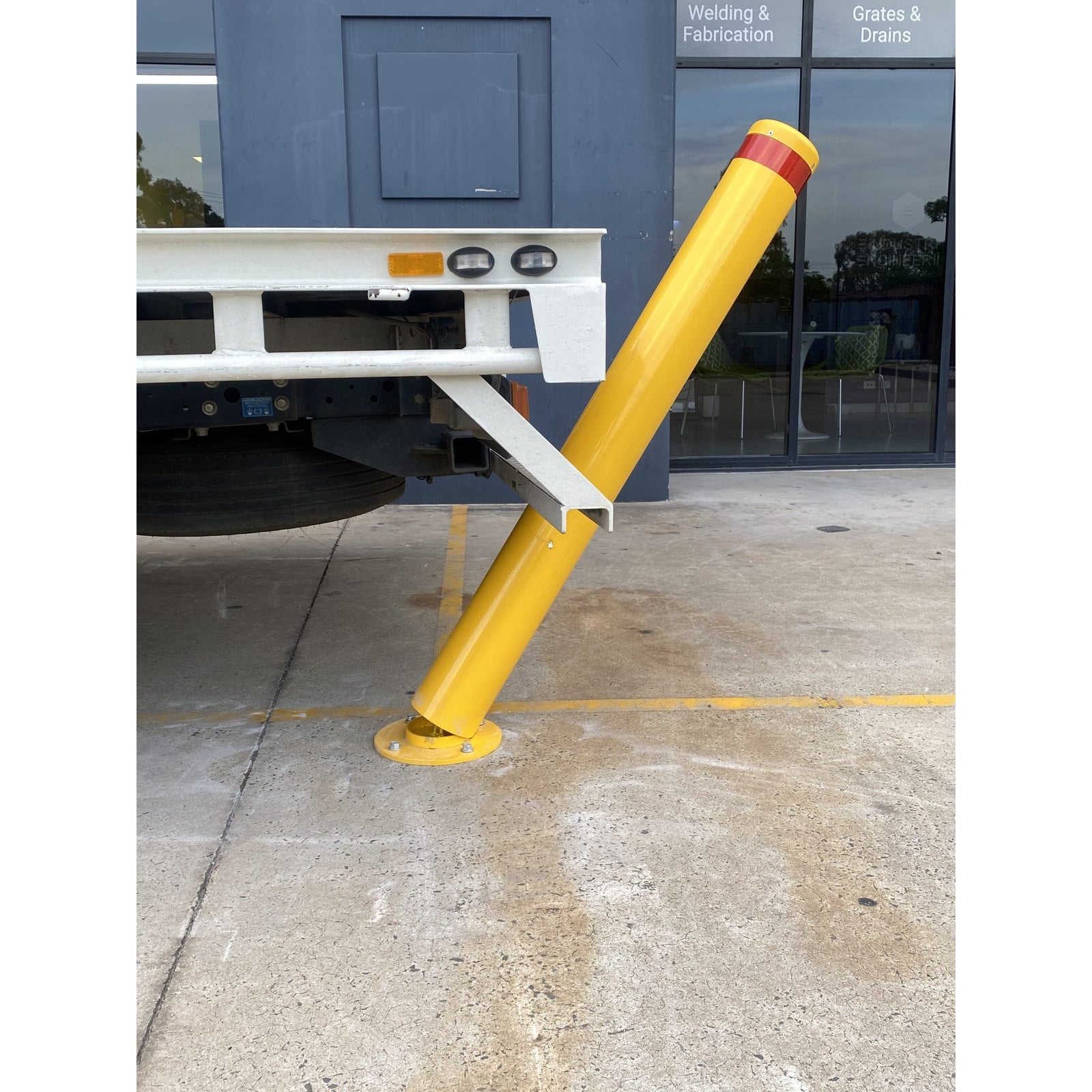 Flexible Surface Mount Bollard - 140mm (Disabled)