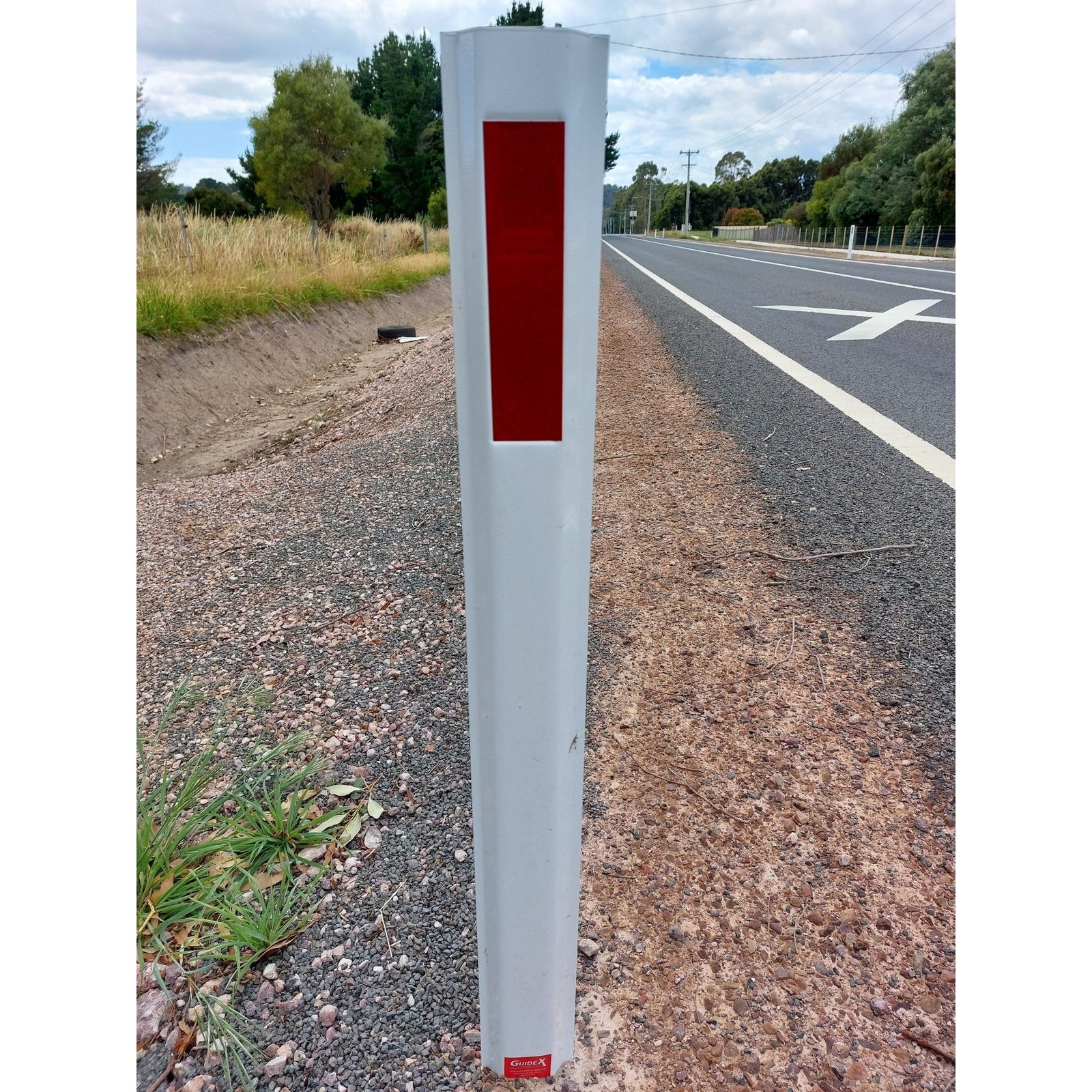 Steel Guide Post 1350mm Red & White – eSafety Supplies